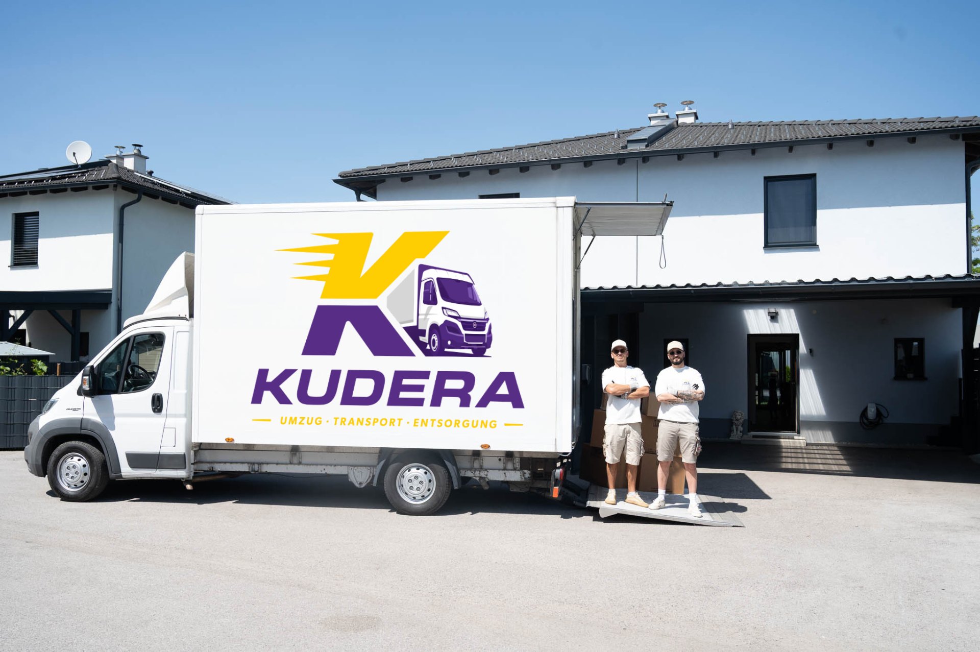 Kudera Marken-LKW mit Team vor modernem Einfamilienhaus