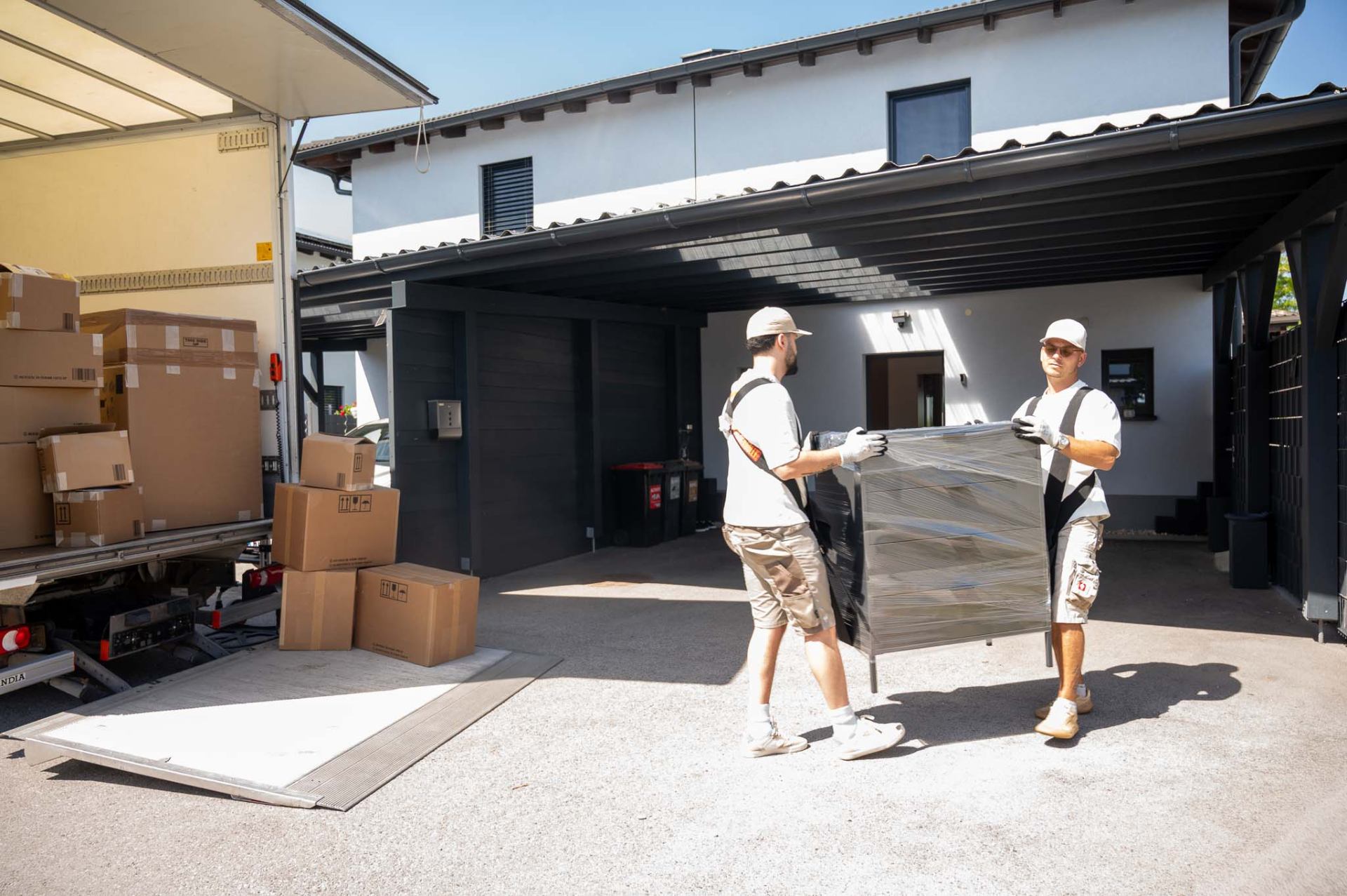 Kudera Team verlädt foliengeschützte Kommode in den LKW
